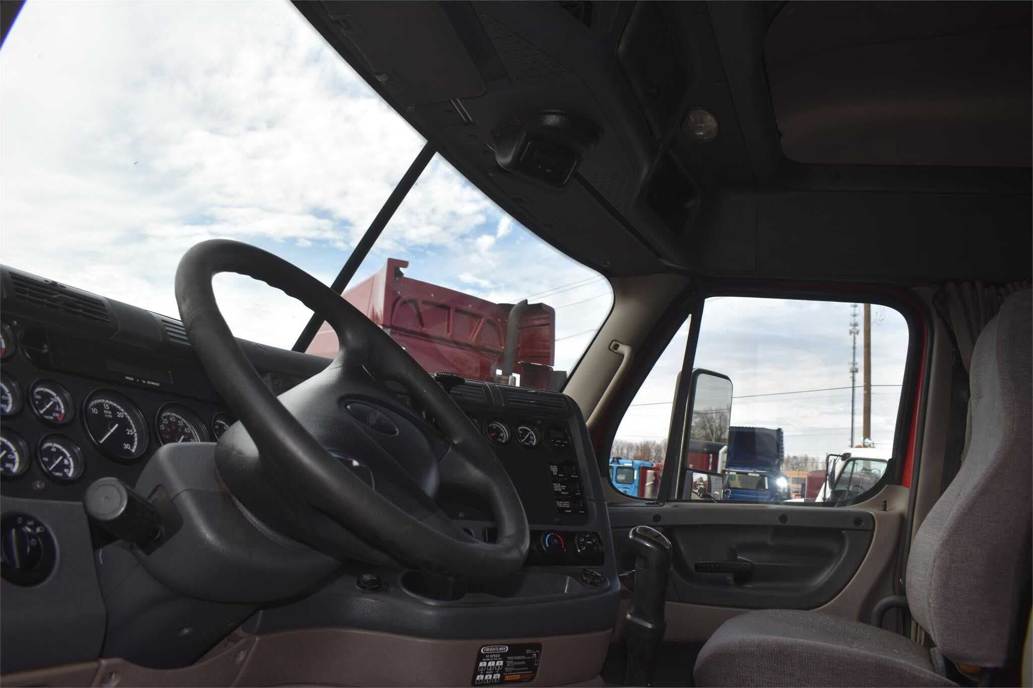2013 Freightliner Cascadia 125 image 3