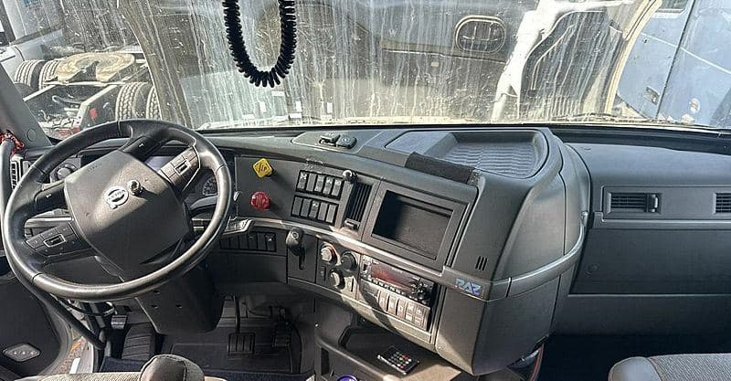 2023 Volvo VNL760 image 3