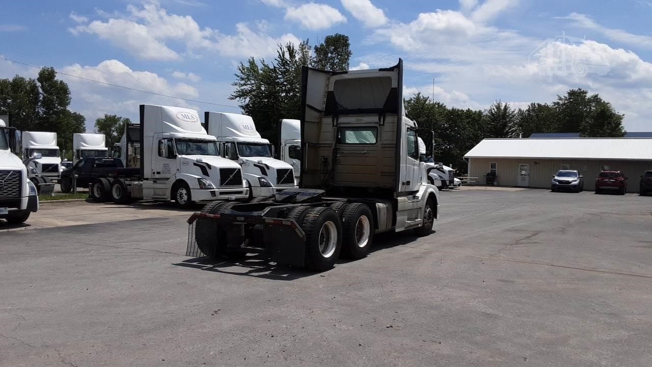 2017 VOLVO VNL64T300 image 8