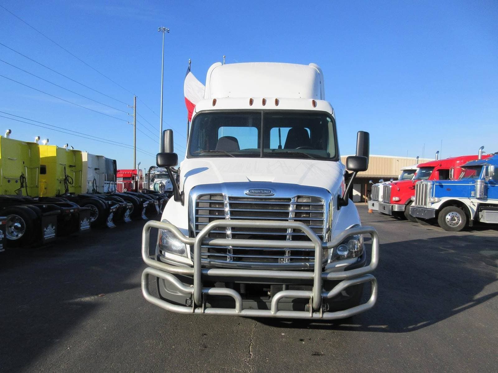 2018 Freightliner Cascadia 113 image 2