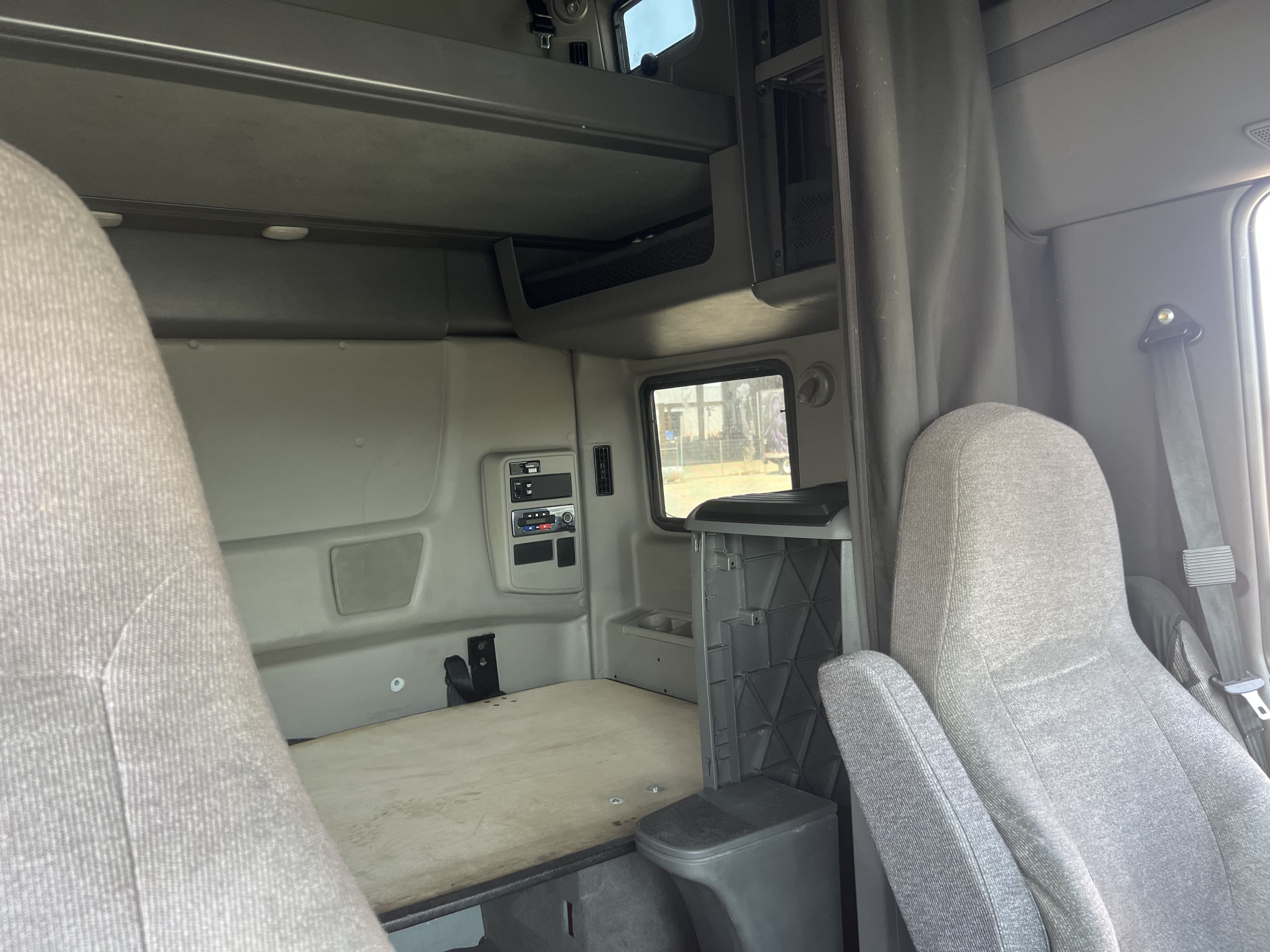 2022 International 1652 image 3