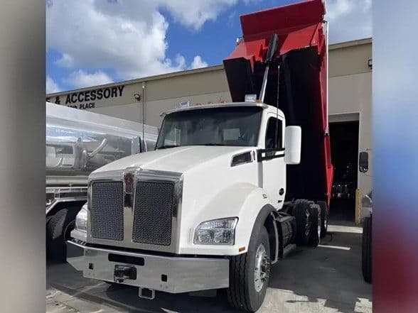 2025 Kenworth T880 image 3