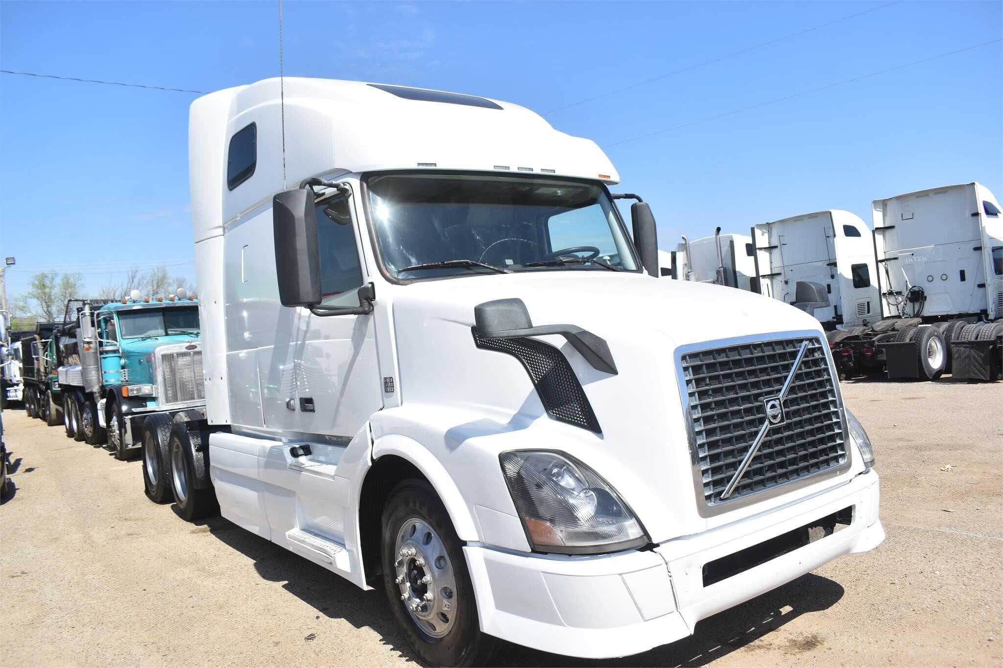 2013 Volvo VNL670 image 2