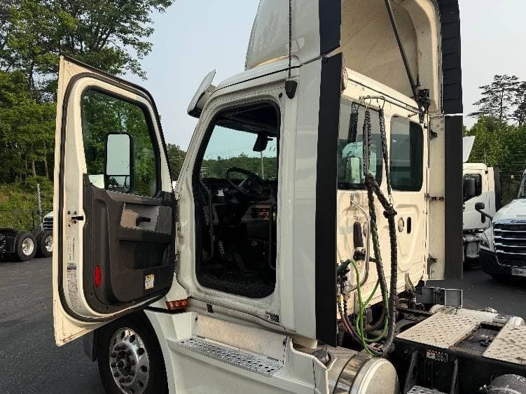 2019 Freightliner Cascadia 126 Day Cab Truck - 435HP, 12 Speed Automatic image 9