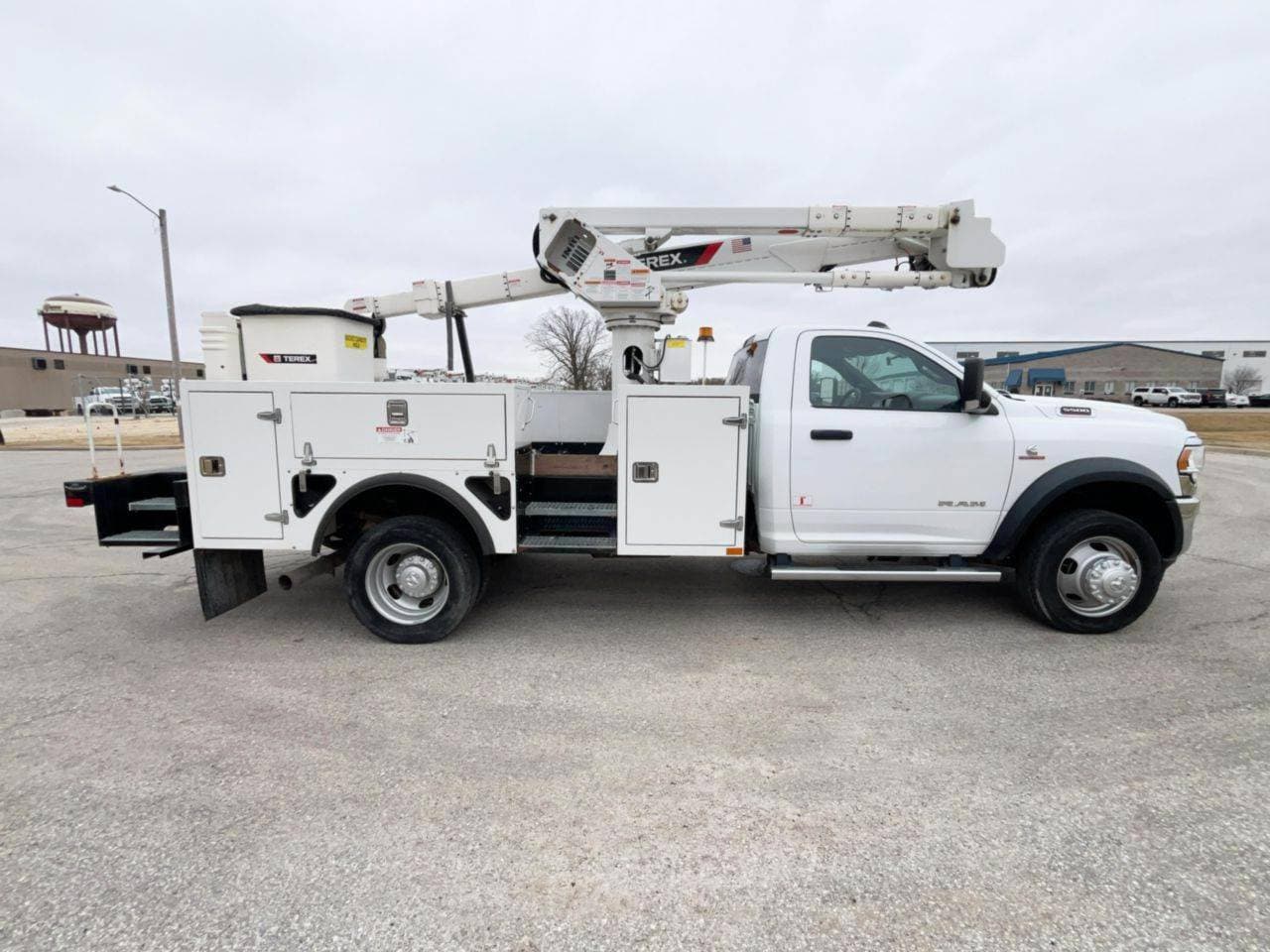 2022 RAM 5500 Boom / Bucket Truck - 360HP image 4