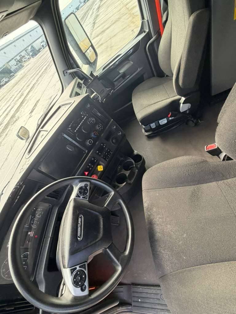 2024 Freightliner Cascadia image 8