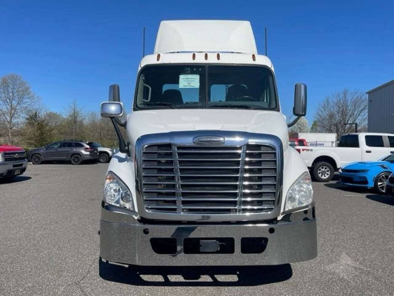 2019 Freightliner Cascadia 113 image 2