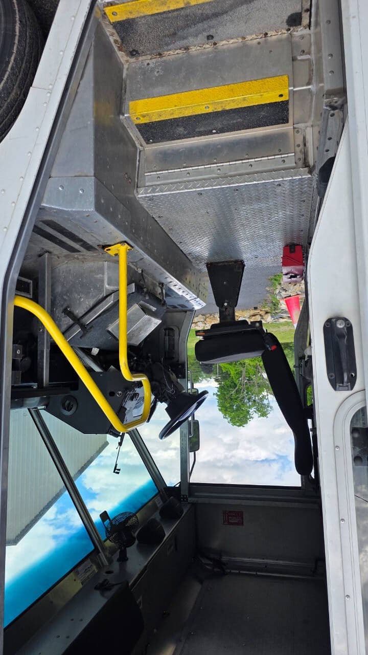 2021 Ford Stripped Chassis image 12