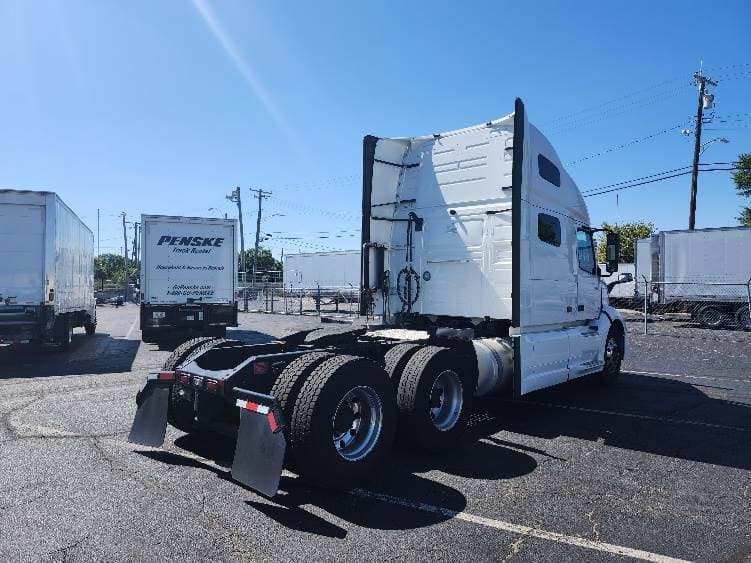 2023 Volvo VNL image 8