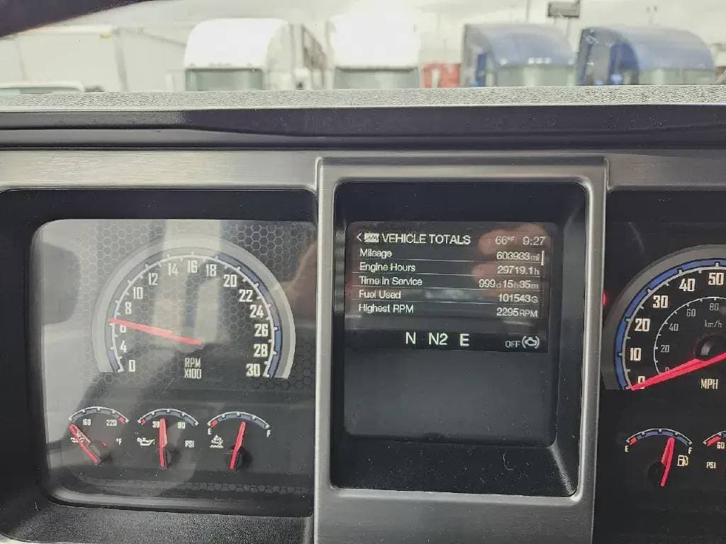 Used 2020 MACK Conventional - Sleeper Truck image 9