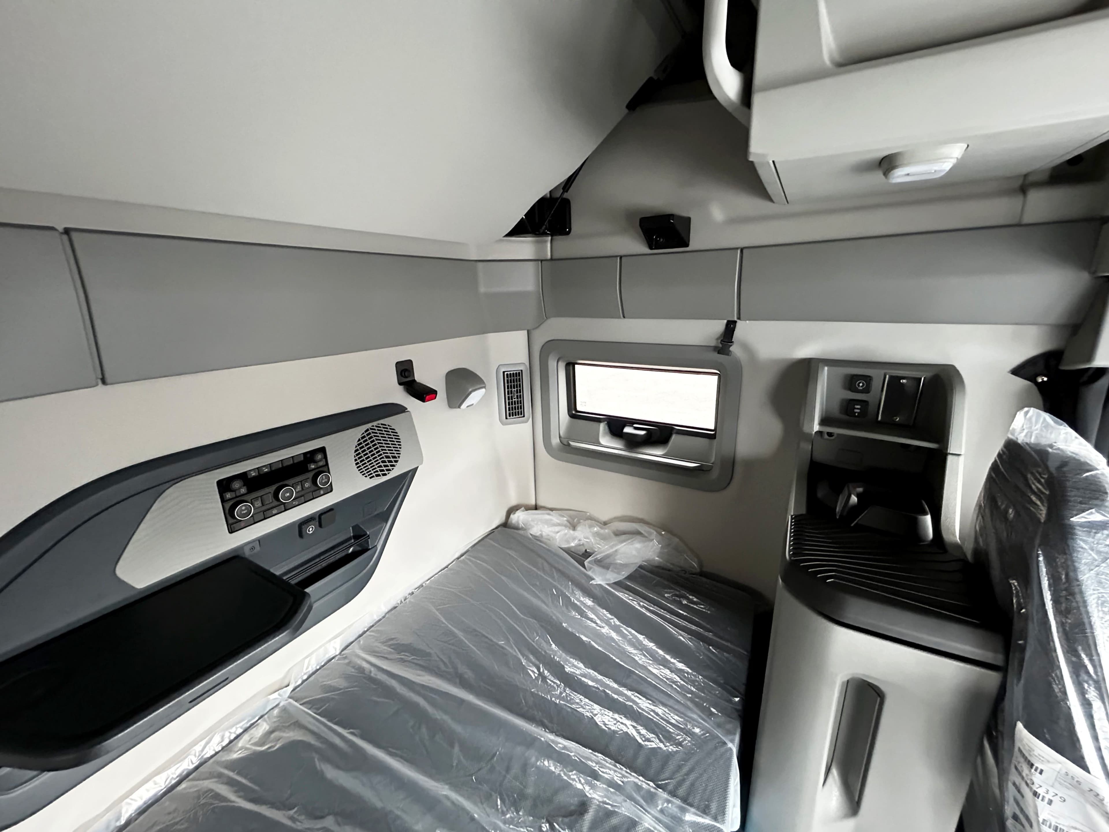 2026 Volvo NEW VNL image 10