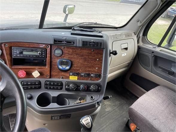 2017 Freightliner Cascadia image 6