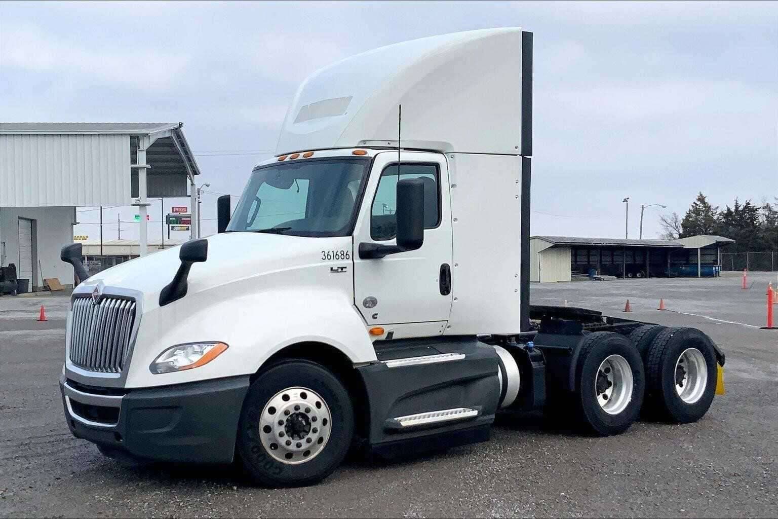 2021 International LT625 image 3