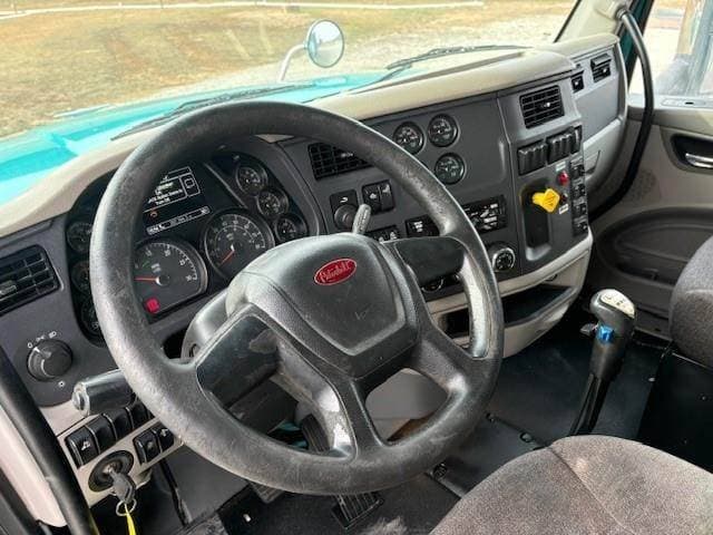 2018 Peterbilt 567 image 7