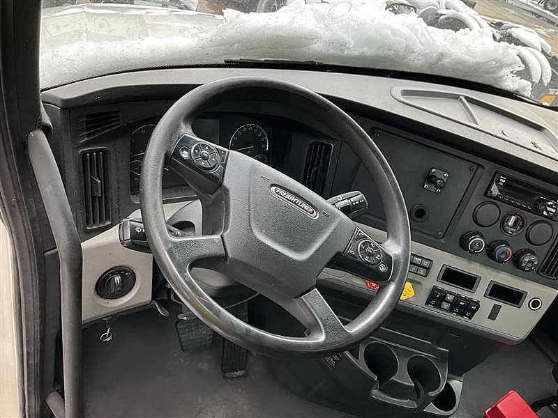 2021 Freightliner Cascadia 126 image 6
