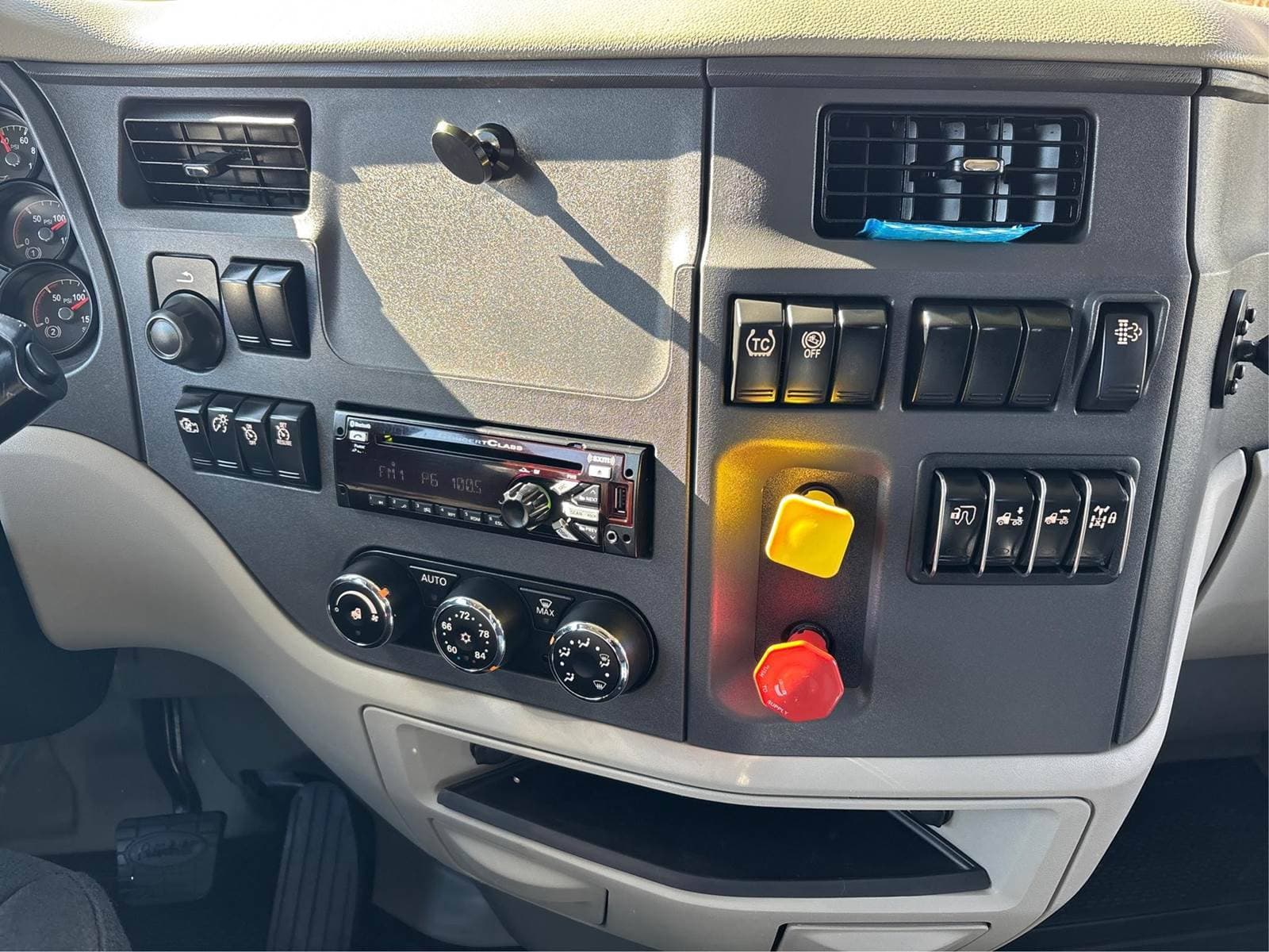2020 Peterbilt 579 image 13