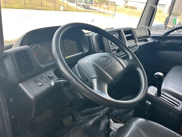 2015 Hino 268 image 7