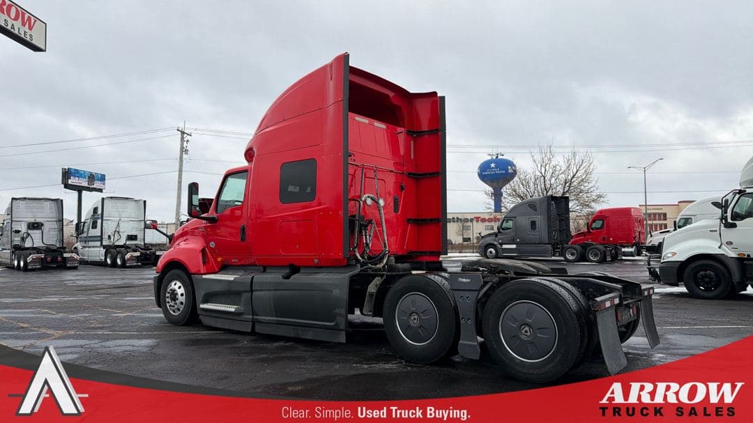 2021 International LT625 image 3