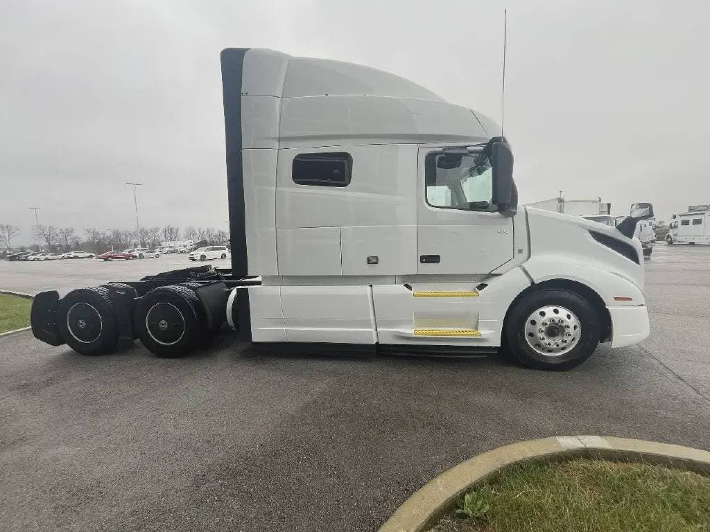 2022 Volvo VNL image 2