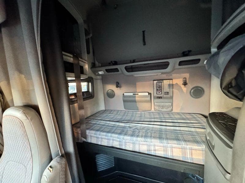 2020 Volvo VNL image 23