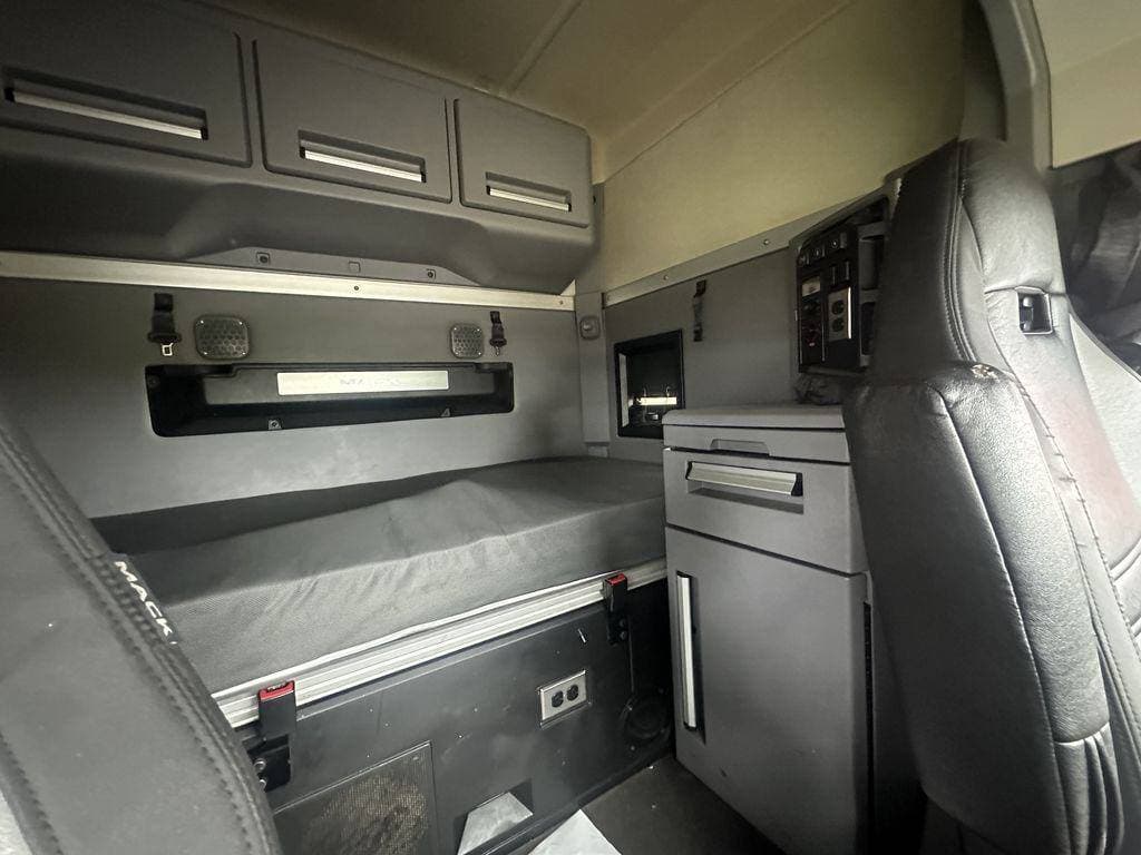 2020 Mack Anthem image 11