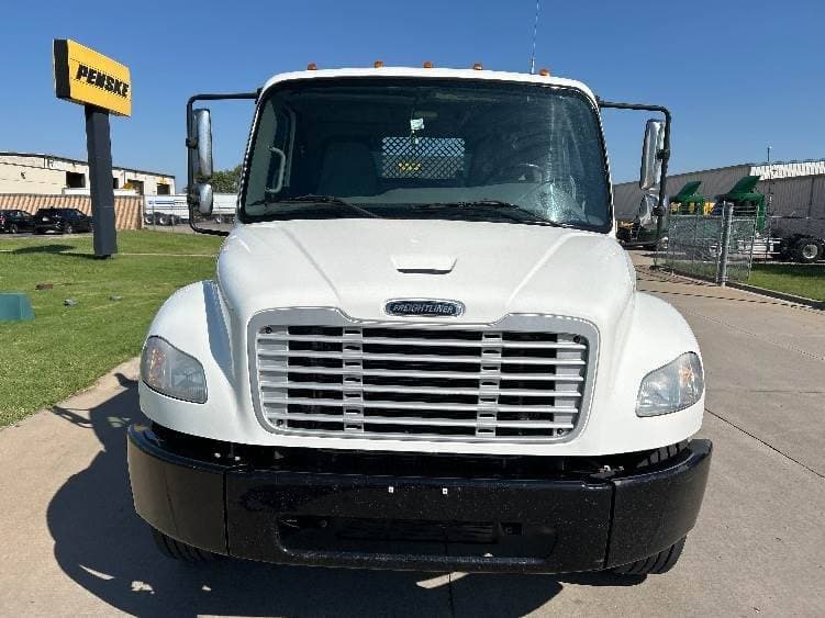 2021 Freightliner M2 image 2