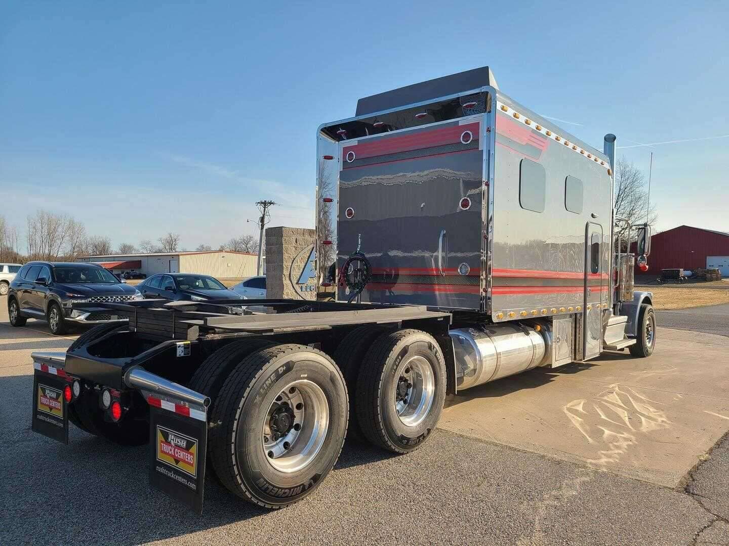 2025 Peterbilt 589 image 8