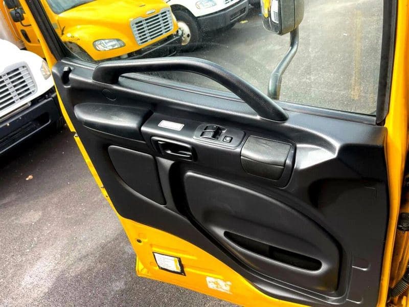 2018 Hino 338 image 11