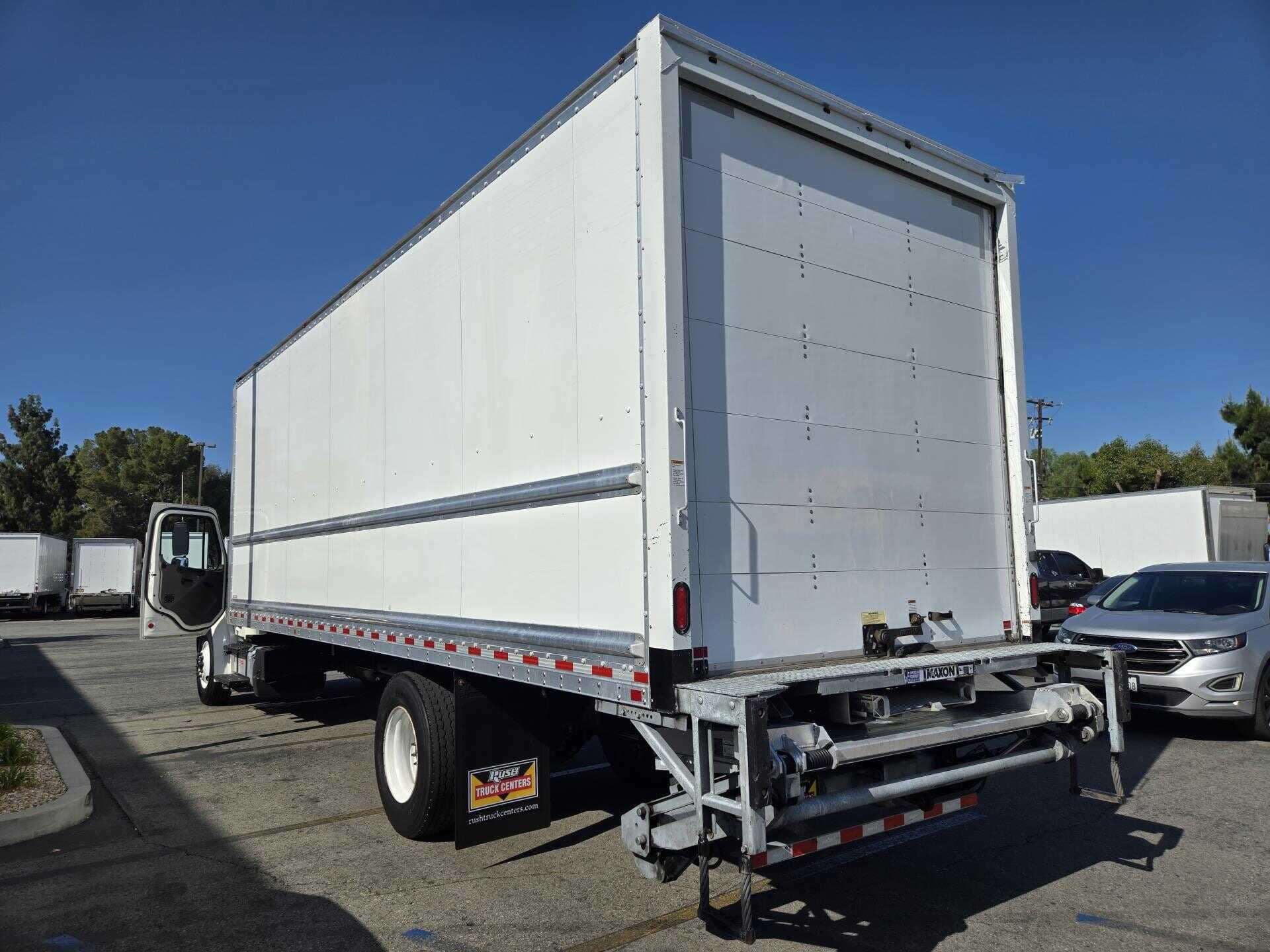 2020 Freightliner M2 image 2