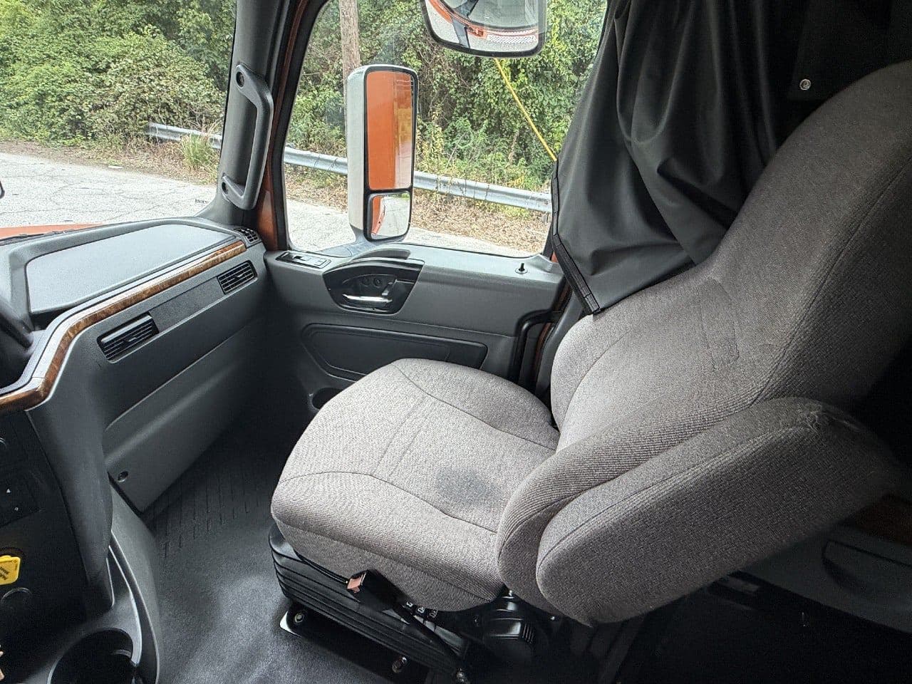 2022 International LT625 image 23