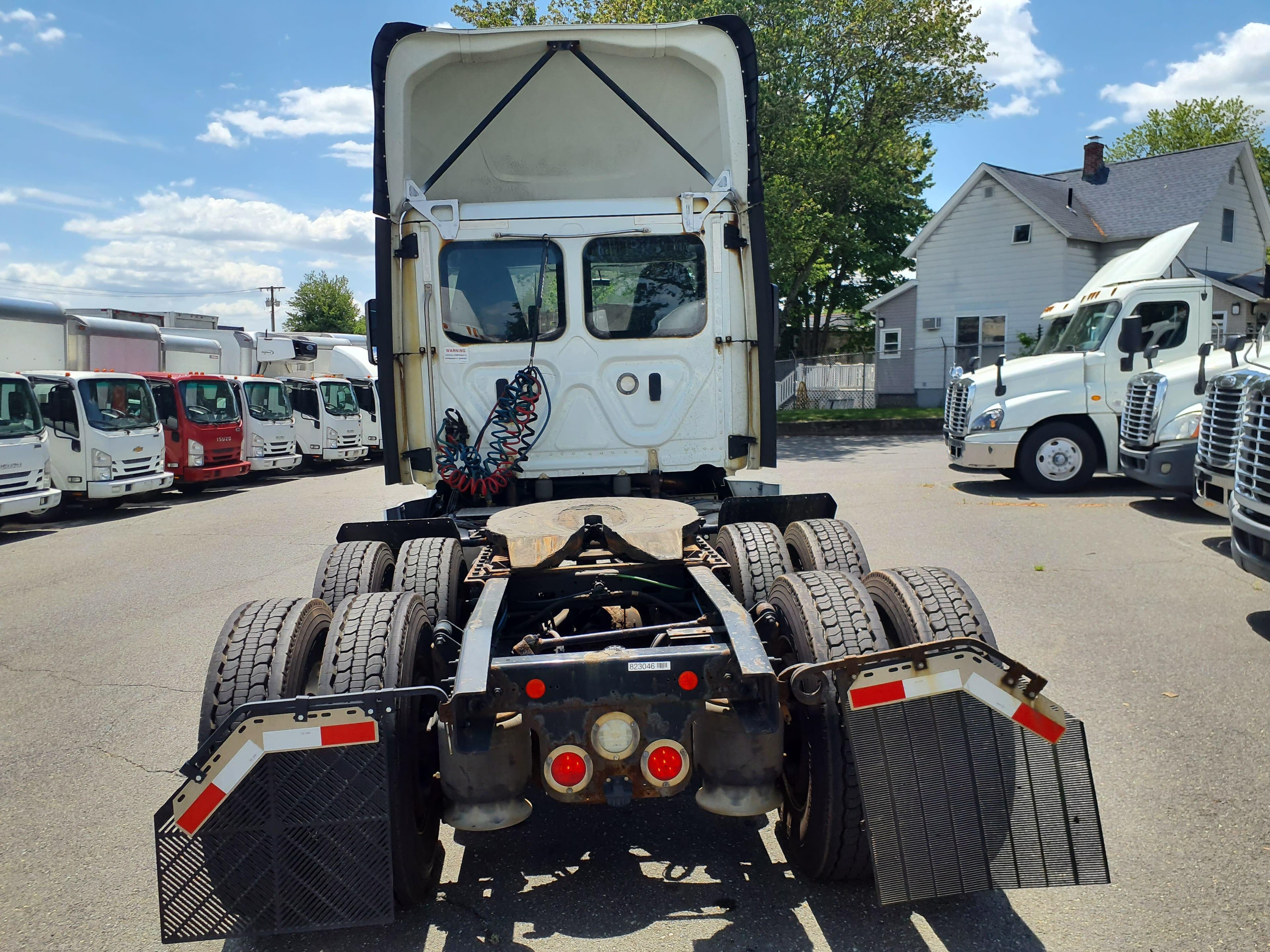 Used 2019 FREIGHTLINER Conventional - Day Cab - CASCADIA 125 image 5