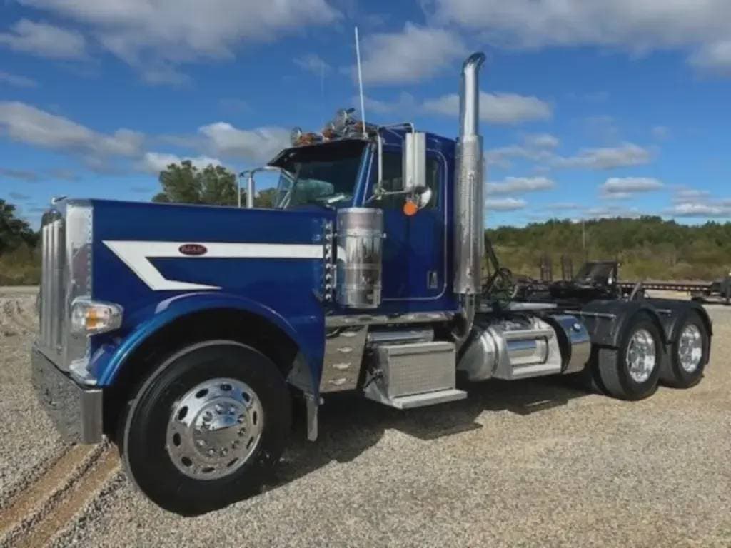 2022 Peterbilt 389 image 2
