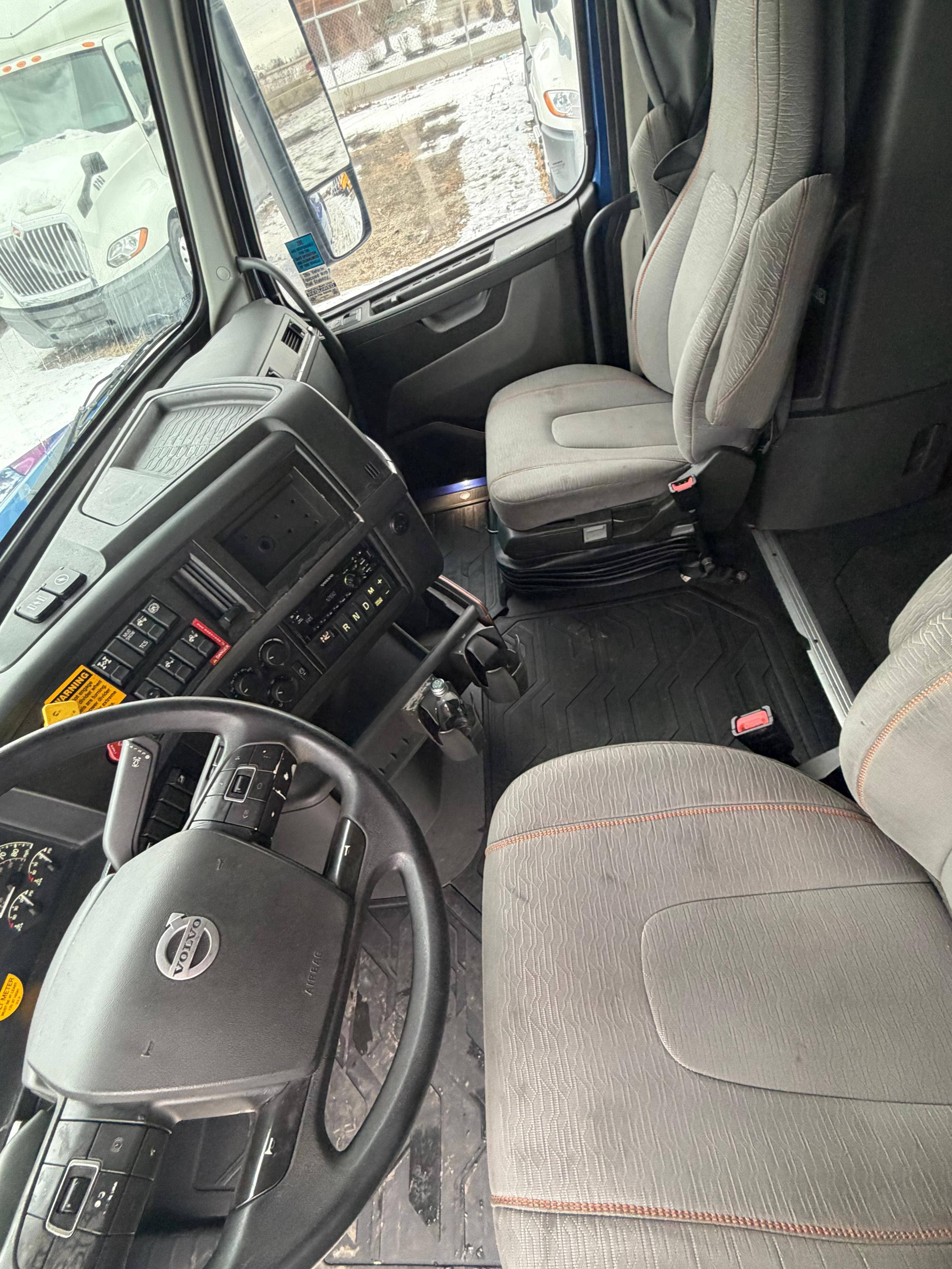 2021 Volvo VNL image 10