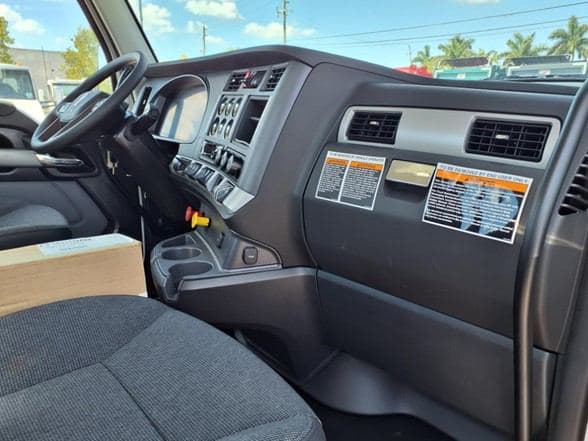 2025 Kenworth T880 image 21