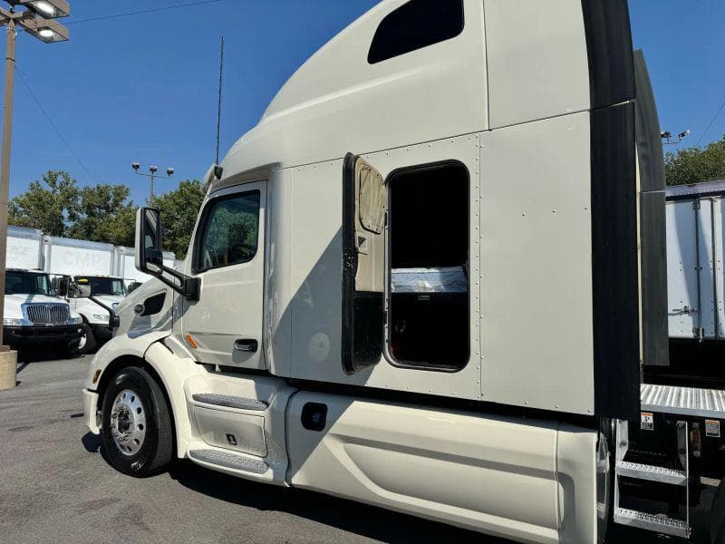 2022 Peterbilt 579 image 23