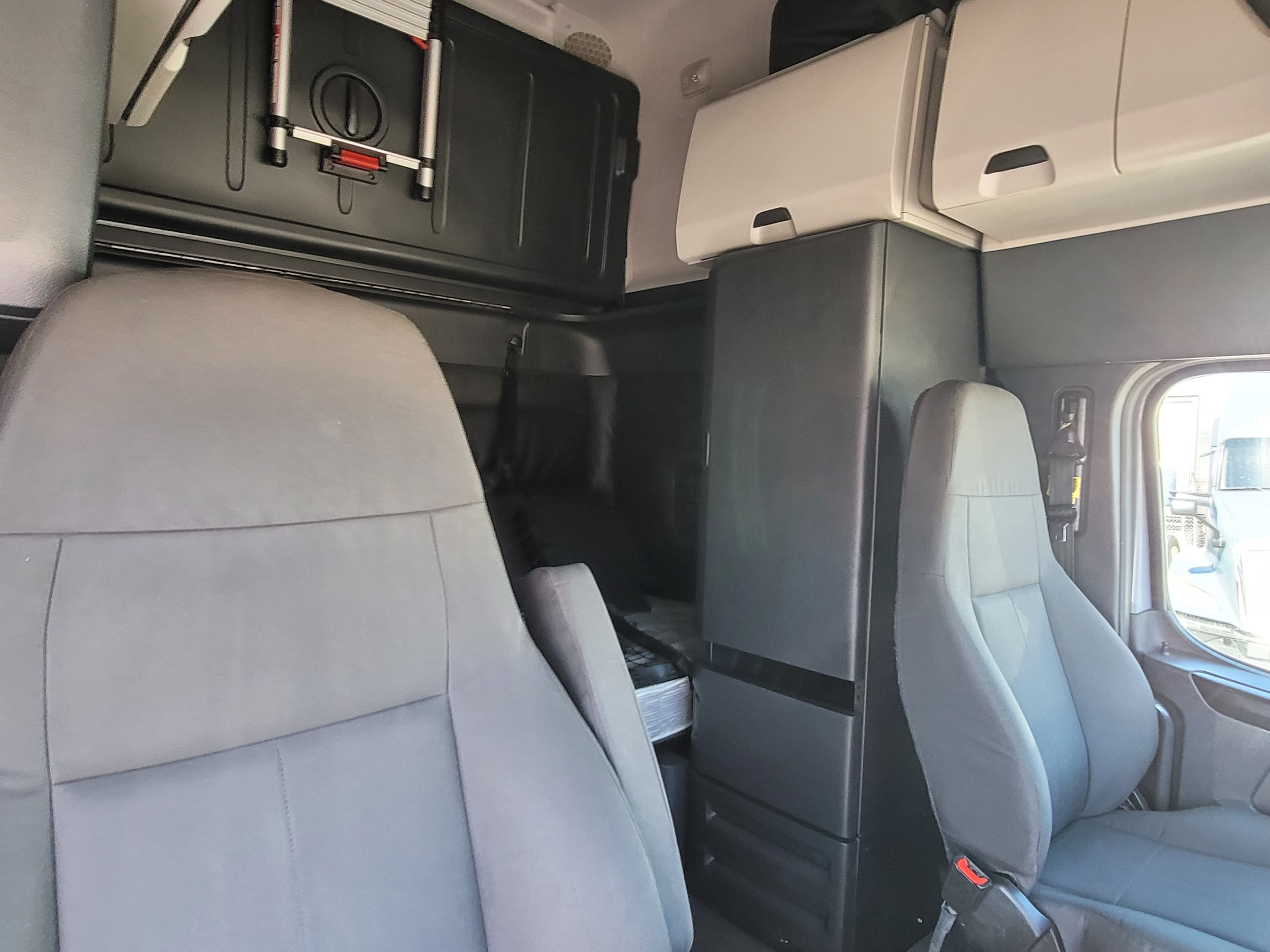 2024 Freightliner Cascadia 125 image 9