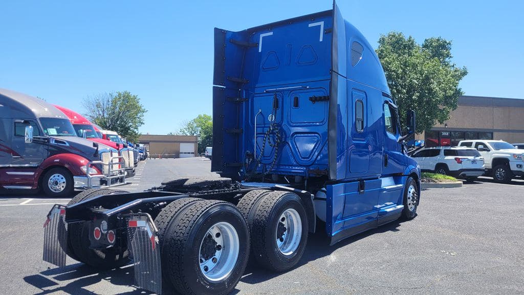 Used 2022 FREIGHTLINER PT126064ST image 14