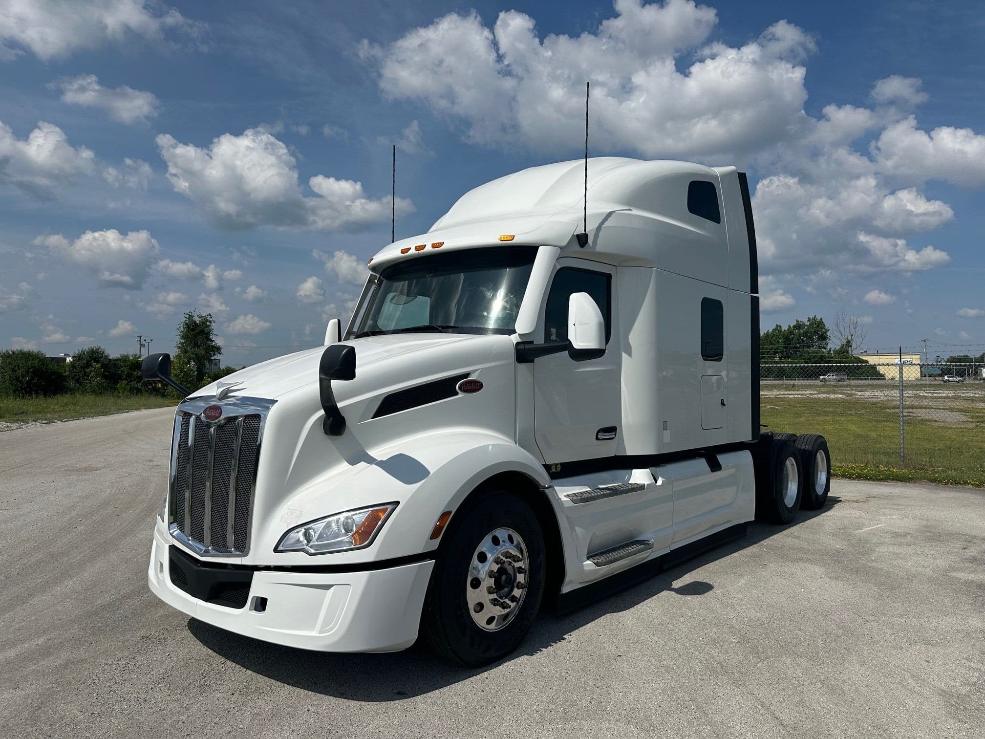 2023 Peterbilt 579 image 1
