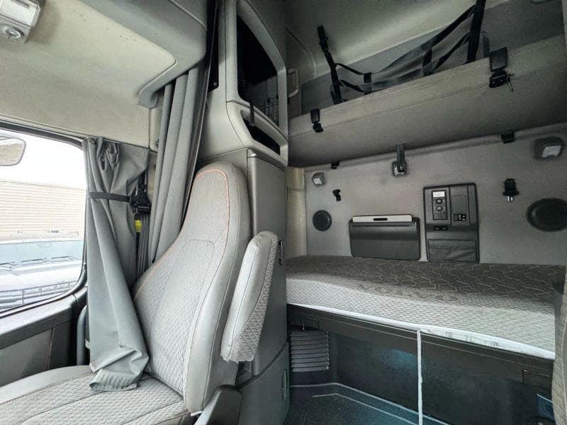 2020 Volvo VNL image 19