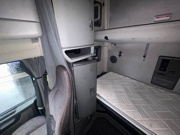 2023 Volvo VNL64T760 image 8