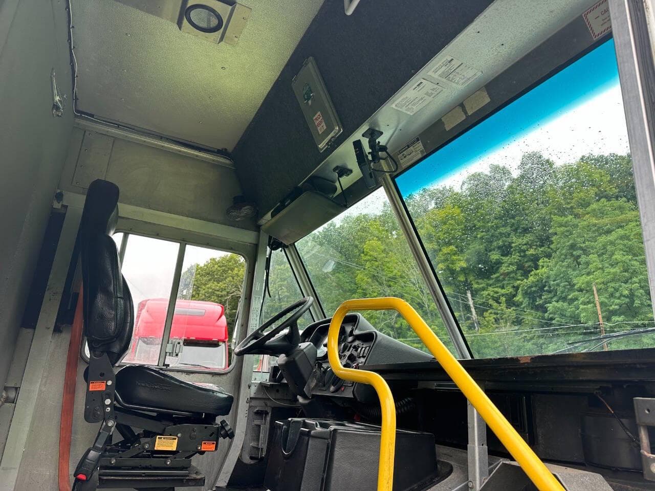 2017 Freightliner MT45 image 9