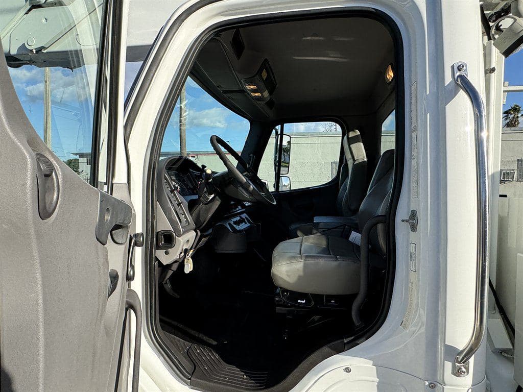 2015 Freightliner M2 106 image 56