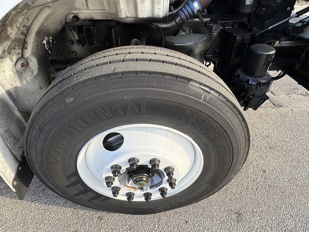 2015 Freightliner M2 106 image 36