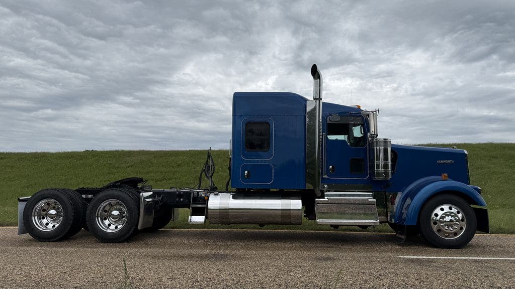 Used 2023 KENWORTH W900L image 4