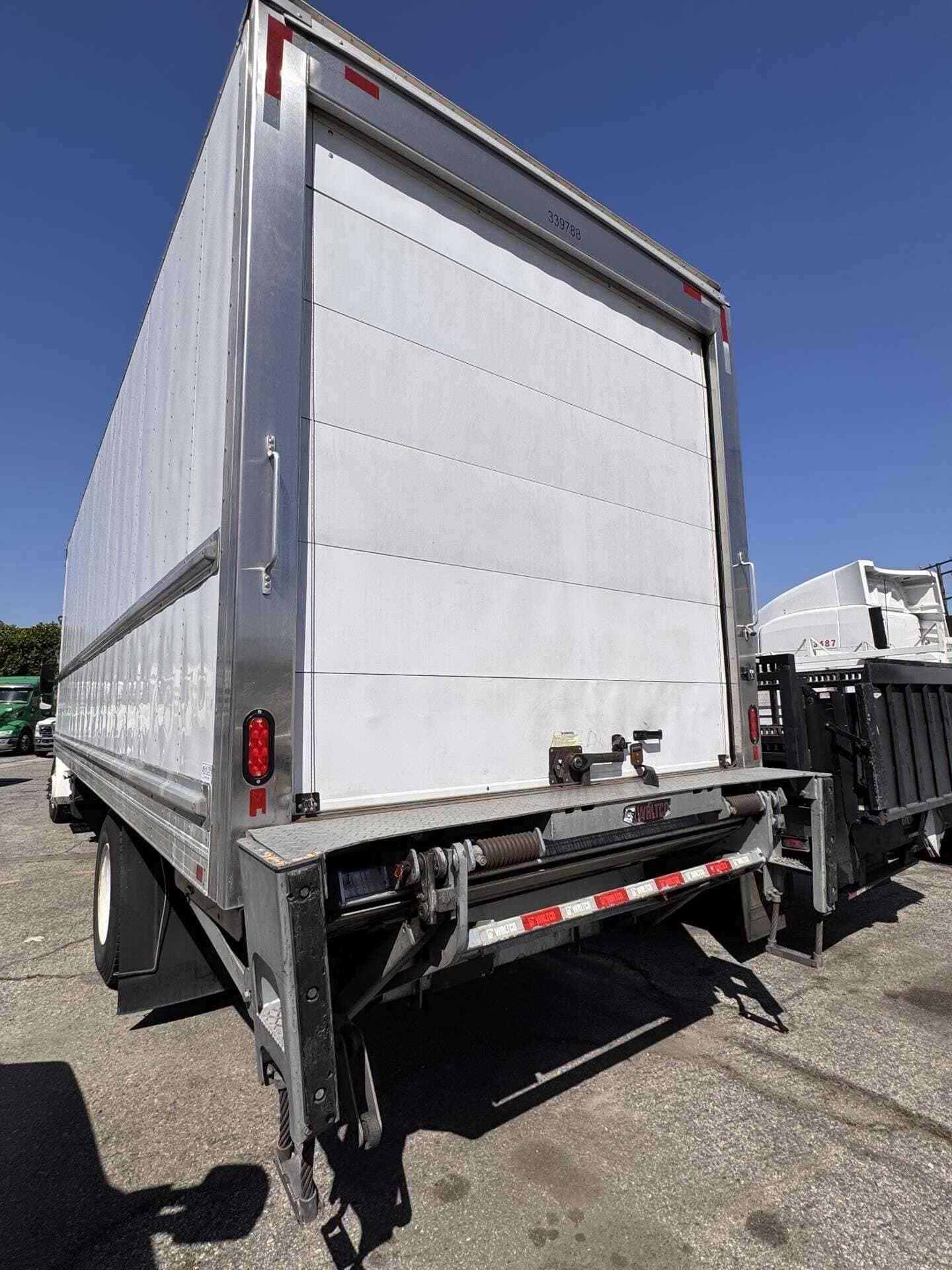 2020 Freightliner M2 image 3