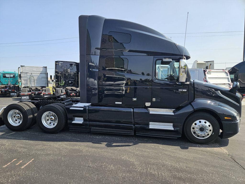 2023 Volvo VNL image 6
