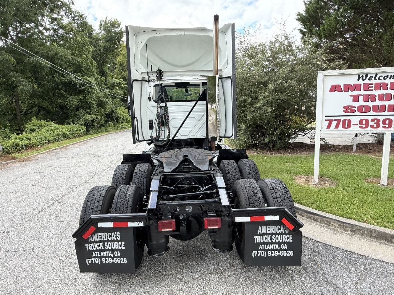 2019 International LT625 image 4