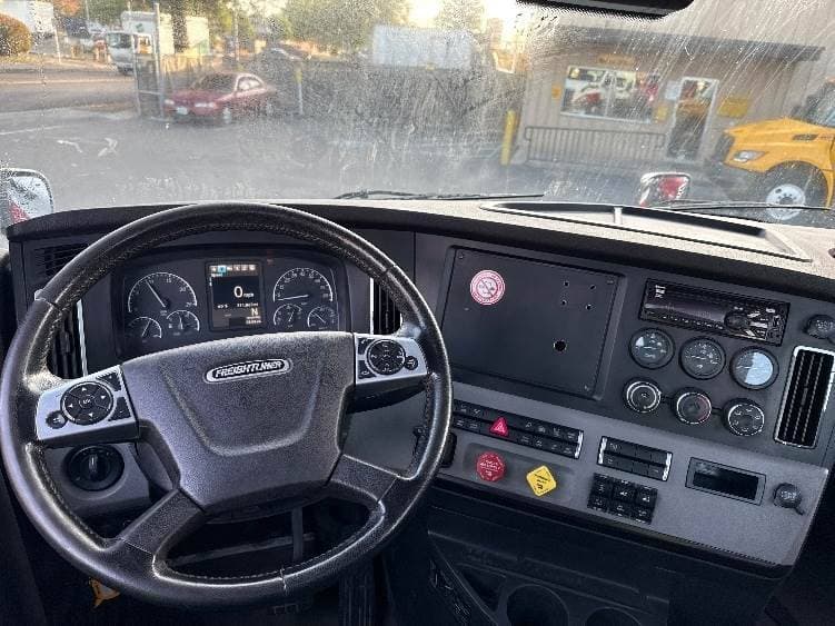 2021 Freightliner Cascadia image 9