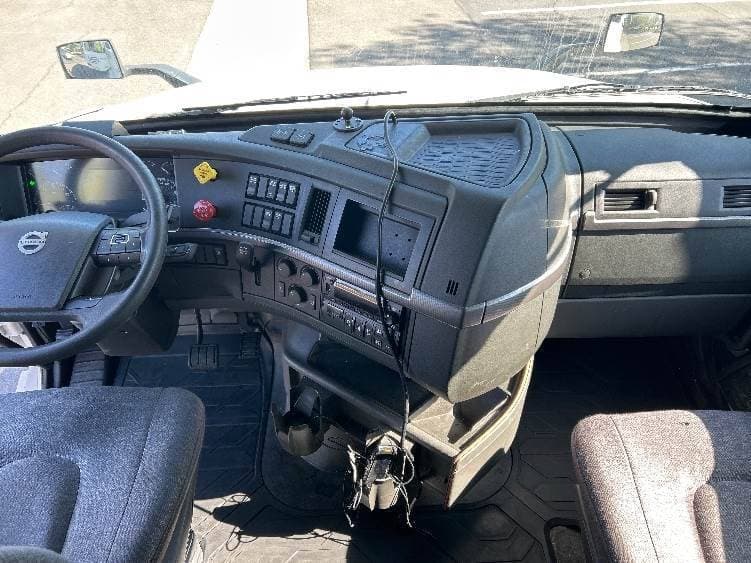 2023 Volvo VNL image 12