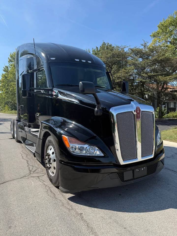 2022 Kenworth T680 image 1